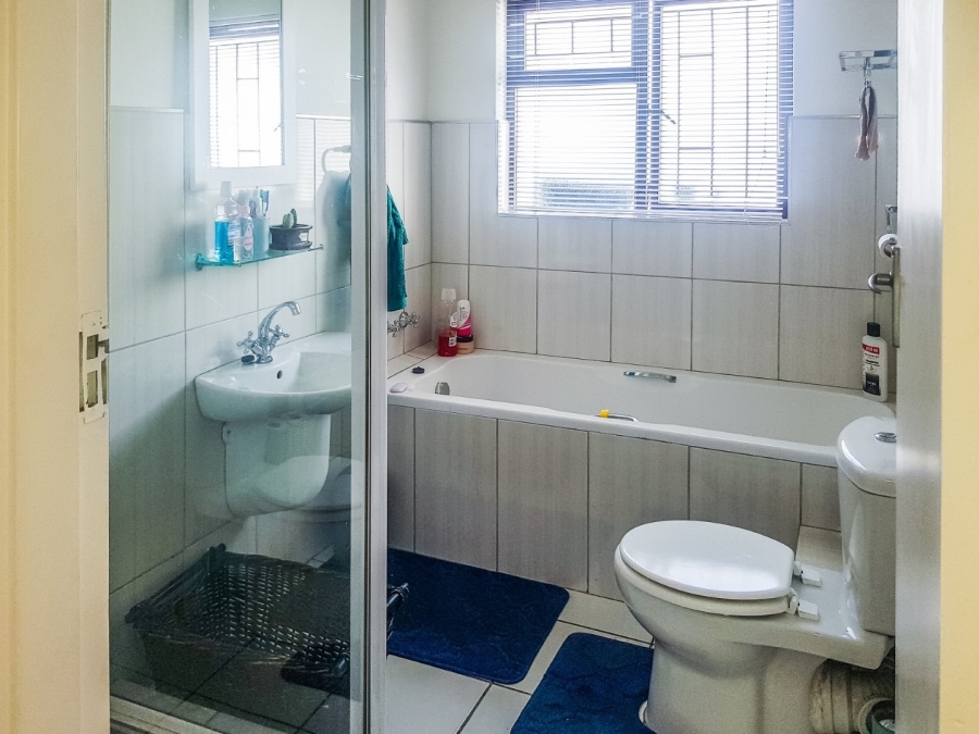 To Let 3 Bedroom Property for Rent in Bothasig Western Cape